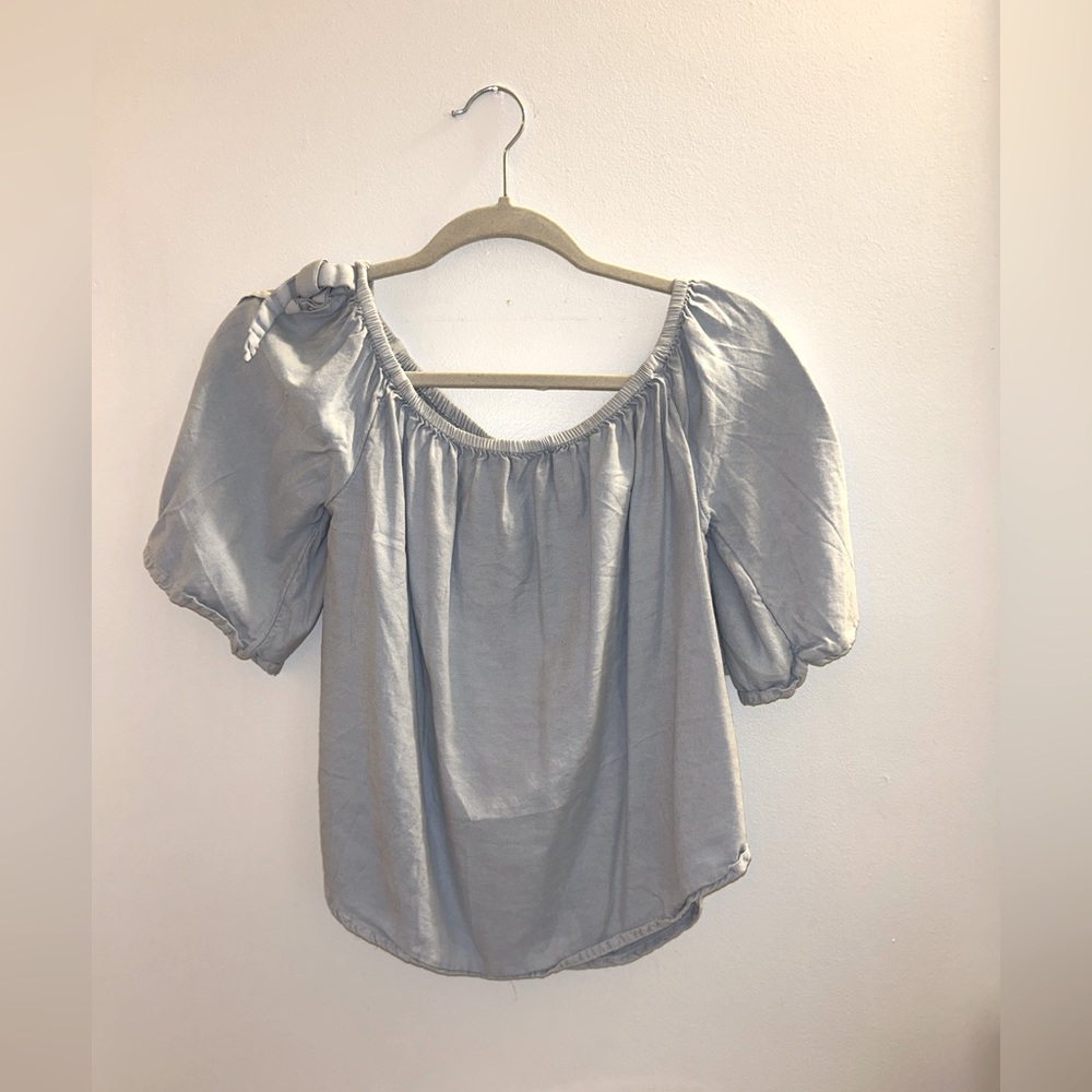 Super cute beach billabong shirt light blue